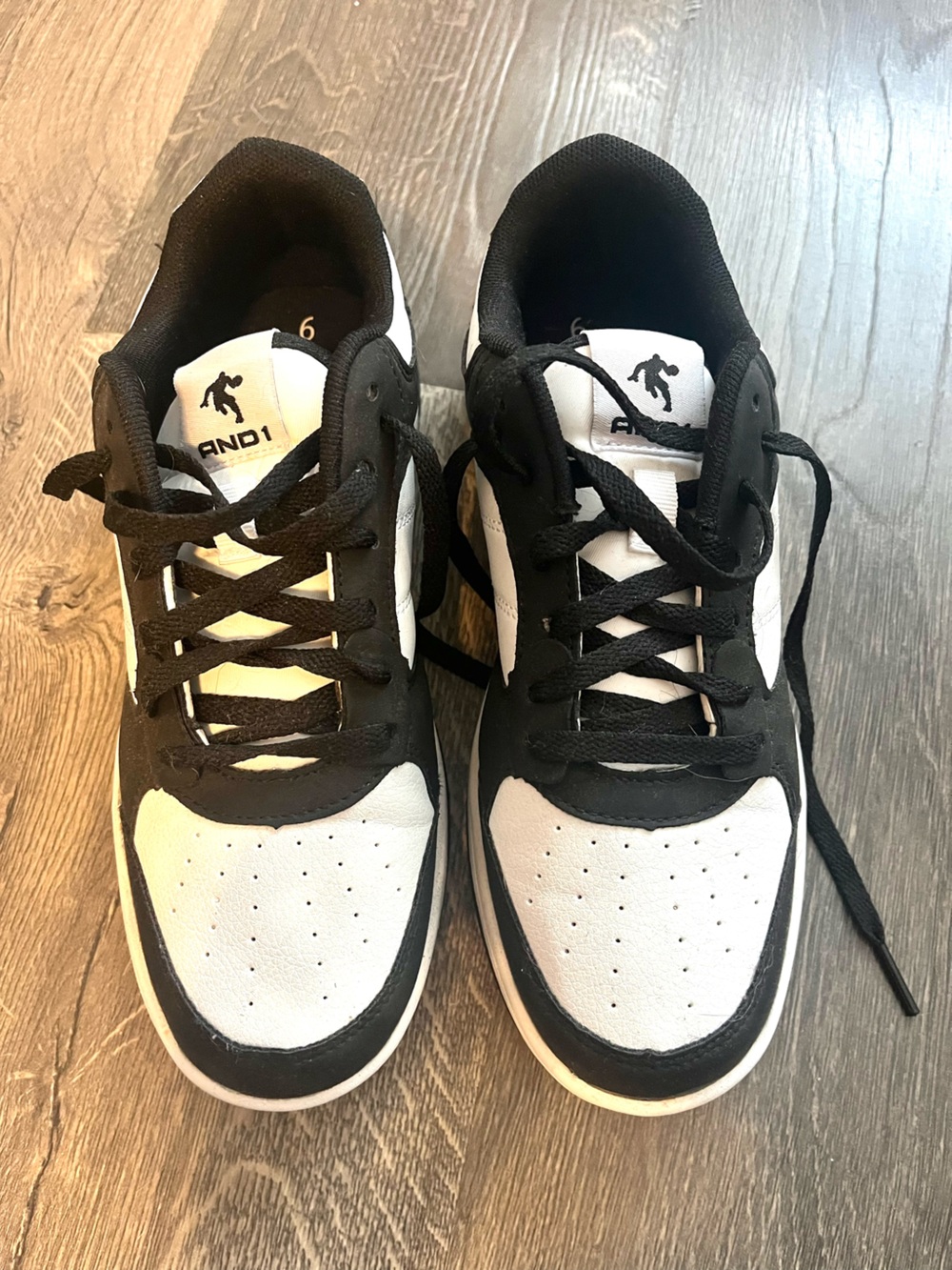 Black & White Woman’s Low-Top Sneakers